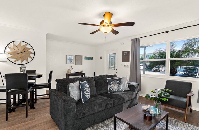 3 BR 1.5 BATH, Near Nasa, SpaceX, & 4 Blocks to Beach! 50 Minutes to Orlando.
