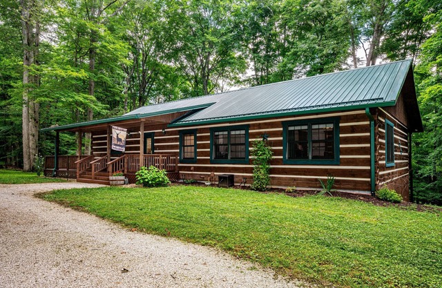 3 BR, 2 BA Log Cabin
