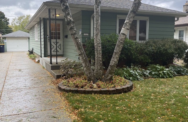 3 BR-2Q 2T Beds, 1 bath home walk to State Fair, close to Brewers, & Zoo.