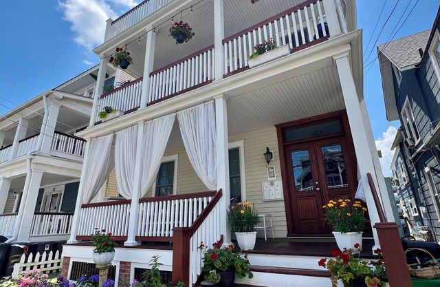 3-BR apt w ocean views, 1.5 blocks to beach, AC, WiFi, 1.5 bathrooms & balcony!