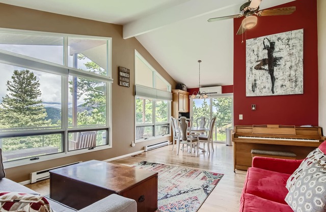3 BR Family friendly Mountain Home with deck and views