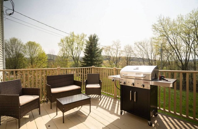 3 BR House: 10 min to Smugglers' Notch w/ Private Hot Tub