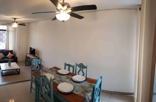 3 BR house (2 AC) +1 cuarto servicio @ La Fuente