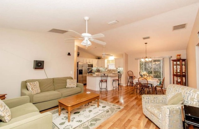 3 BR in The Villages free activity May -Oct with Gas golf cart. near squares