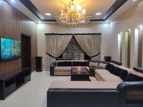 3 BR Serviced Ground Floor Near Emporium Mall