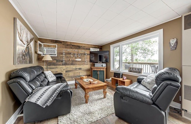 3 BR Sunset Lakeview Waterfront Cottage nestled in the trees on Lake Dalrymple