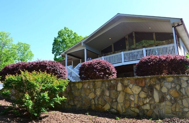 3 BR "The Terrace" DOGS go FREE-NO STAIRS