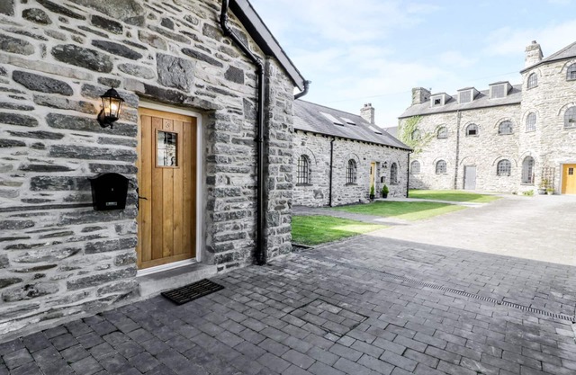 3 Bythynnod año Aran, BALA