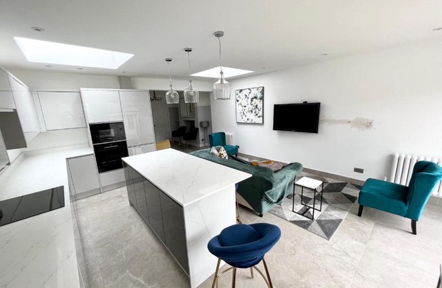 3 Cosy Homes Walking Distance to Mall with Parking Available to Book Separately 3 Bed House Or 1 Bed Apartment Or Studio