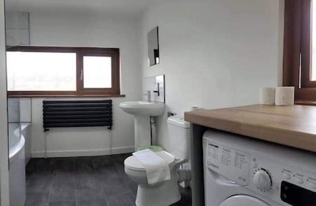 3 Double Beds, 4 Rooms, Sleeps 8