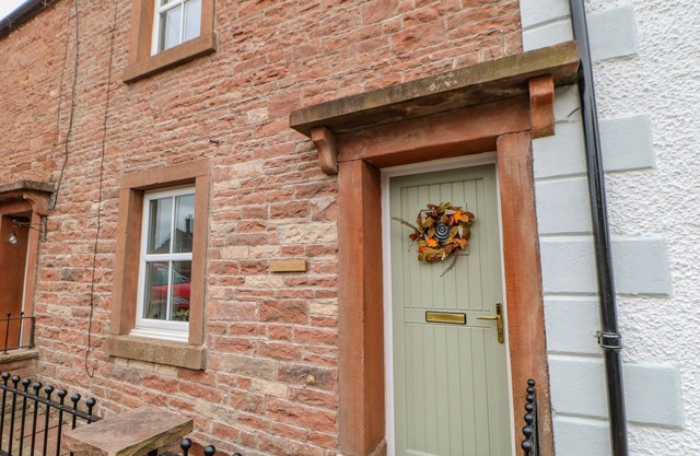 3 EDEN VIEW, pet friendly, character holiday cottage in Lazonby