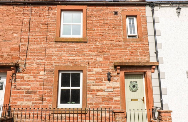 3 EDEN VIEW, pet friendly, character holiday cottage in Lazonby
