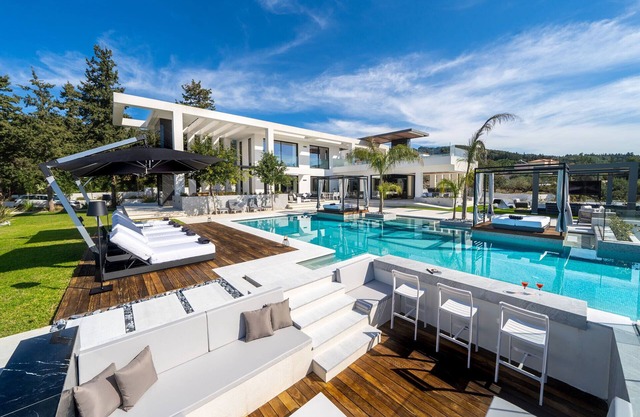 3’ from the Beach / 3 Pools with Jacuzzi / Outdoor Pool Cinema / Tennis Court