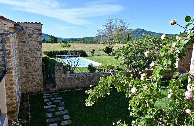 3* gites with swimming pool - Luberon