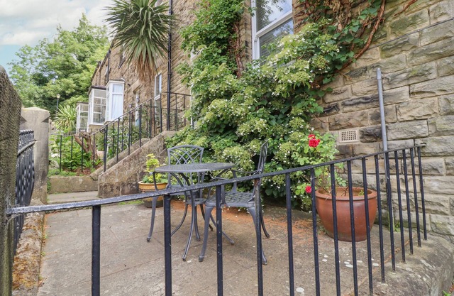3 HAMILTON TERRACE, pet friendly, with a garden in Pateley Bridge