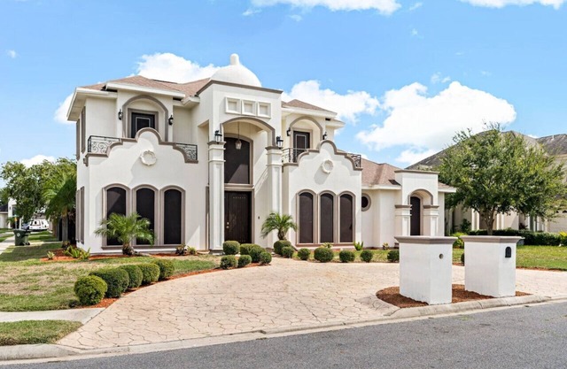 3 king beds in upscale neighborhood with pool