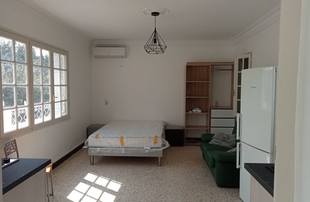 3 kms from Avignon, quiet 40 m² studio, ideal for 2 people