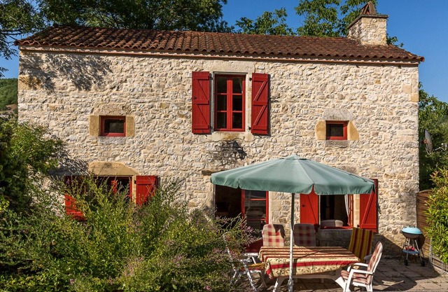 3 casas de vacaciones de lujo con piscina en una pequeña finca en Dordoña / Lot