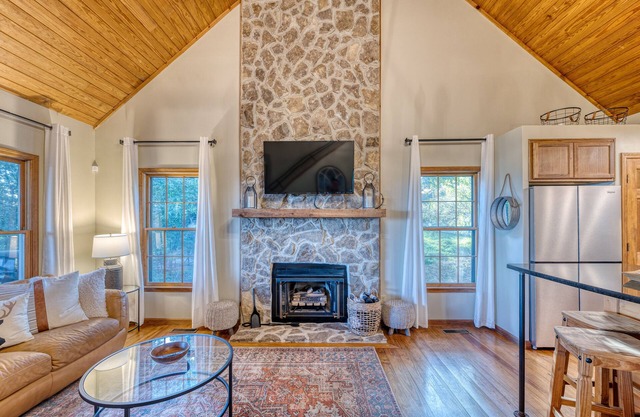 3 Master Suites, Hot tub, dog friendly, Long Rang Mountain Views
