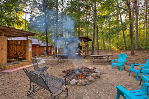 3 Mi to Broken Bow Lake Cabin with Hot Tub and Deck!