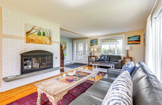 3 Mi to Cape Cod Bay: Marshfield Home w/ Balcony!
