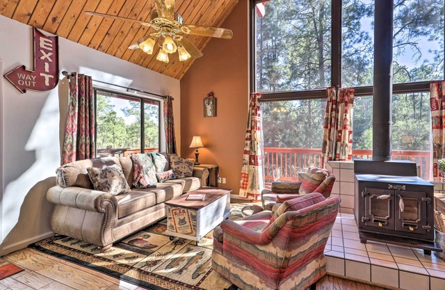 ¡NUEVO! Prescott Cabin w / Fire Pit ~ 10 minutos del centro