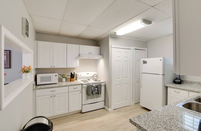3 Mi to Dtwn Galveston: Beautiful Apt w/ Deck!