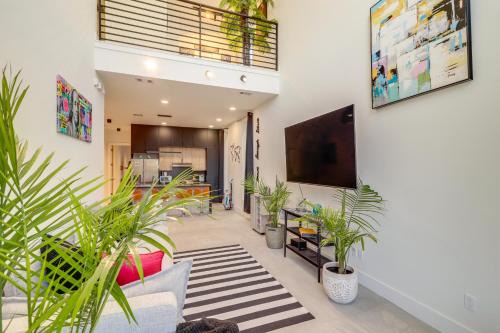 3 Mi to Dtwn Modern Townhome with Yard in Houston