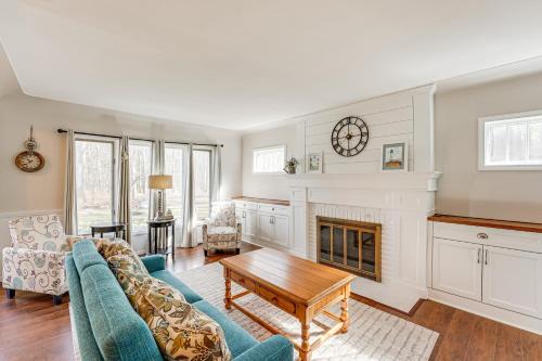 3 Mi to Duck Lake State Park Home with Deck!
