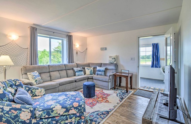 3 Mi to Lake Michigan: ‘The Country Cottage’