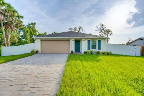 3 Mi to Port Charlotte Beach Park Home with Patio!