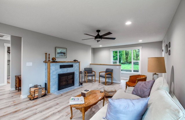 3 Mi to Reedsport: Home w/ Umpqua River Views