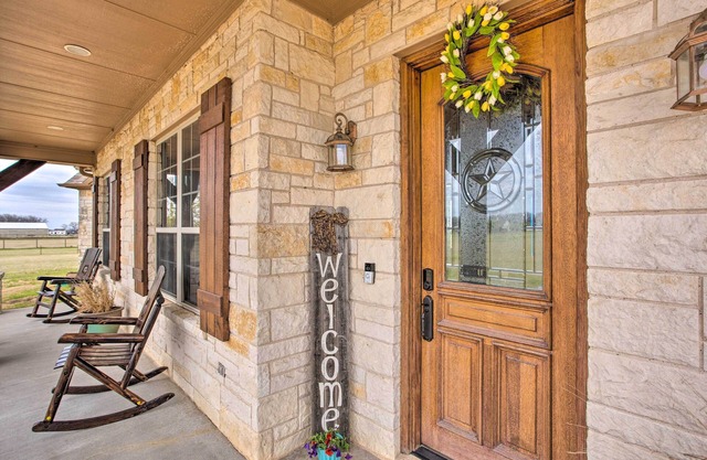 < 3 Mi to Texas Tulips: Pilot Point Home w/ Patio