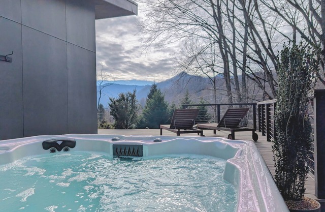 3 Miles to Cataloochee Ski Area/Easy Access/No 4x4 needed/Heated Floors