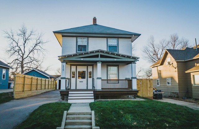 3 Min to downtown & Falls Park, 10 min to Airport - Clean King Bed Home