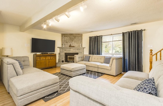 3-Min Walk to Cove Beach | Cozy 3BR Georgian Bay Cottage Retreat | Sleeps 6!