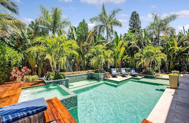 Great Summer Rate! 3 minute walk to the sand. Luxurious 6 bedroom.