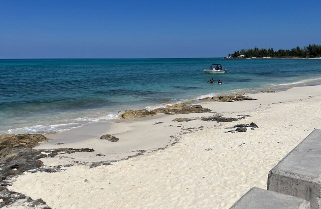 3 minutes to Airport and less than 5 minutes to near by beach. Spacious & quiet
