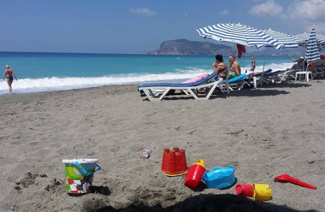 3 minutes to the beach! Spacious and silent suite with pool.