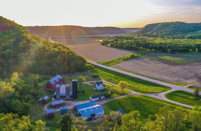 3 Peaks Farmhouse- Beautiful Remodel with Scenic Views + Root River Trail access