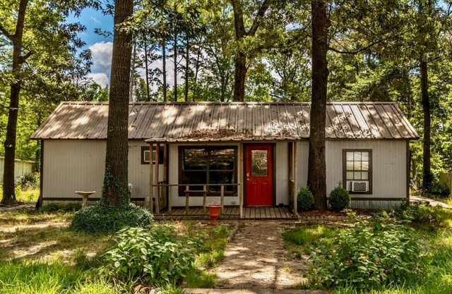 3 pet-friendly cabins w/ shared pool, firepit, lake access