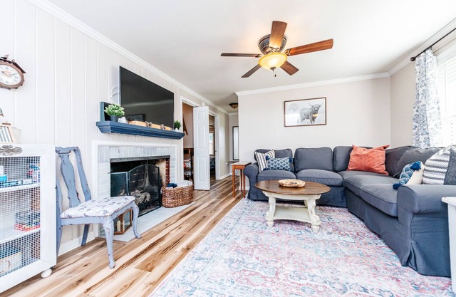 Cozy home 2 min to Fairgrounds w/ Trailer parking