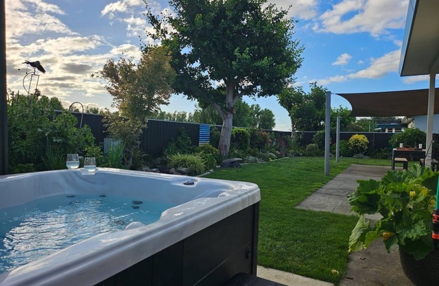 3 Queen beds, Hot Tub, Air Conditioning.