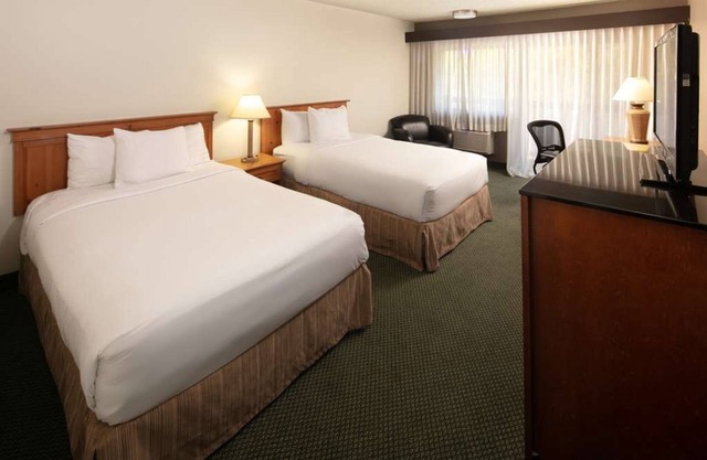 3 Relaxing Units with Complimentary Breakfast! Pets are Welcome!