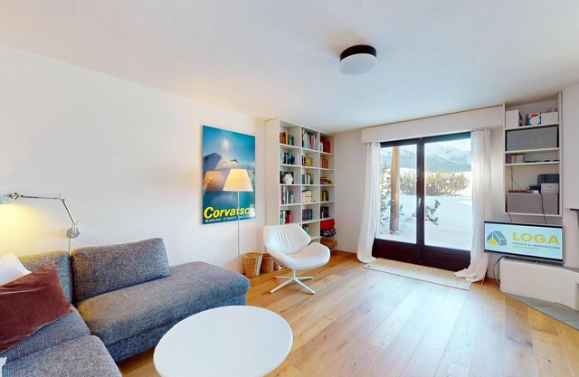 Apartamento de 3 habitaciones en la planta baja, entrada con guardarropa, sala de estar y comedor.