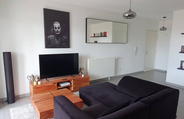 3-room apartment in secure residence terrace sea view + parking. Metro 50m away