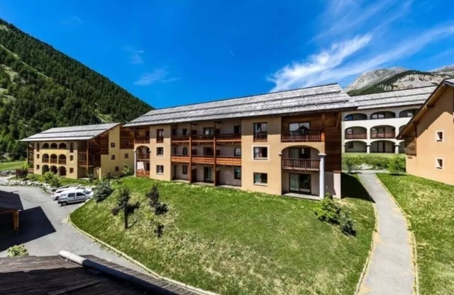 3-room apartment sleeps 6 with swimming pool in summer and at the foot of the slopes in winter