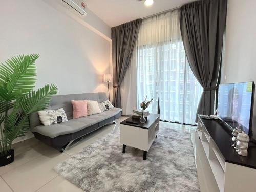 3 Room Cozy Comfy 1-11 pax Old Klang Road 7 min to Midvalley