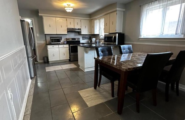 3 Room Set for Up to 8 people- 10 minutes from Kitchener Airport, Walking to Transit