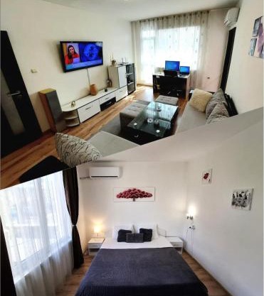 3 Rooms Apartment, Top Center, 1st Floor, AUBG, WiFi, PC i5 SSD, Tablet, AndroidMiTvBox, 3 LED TVs 200 Channels, Long Terrace, Self-Easy-Late Check-in, Stay Before Greece